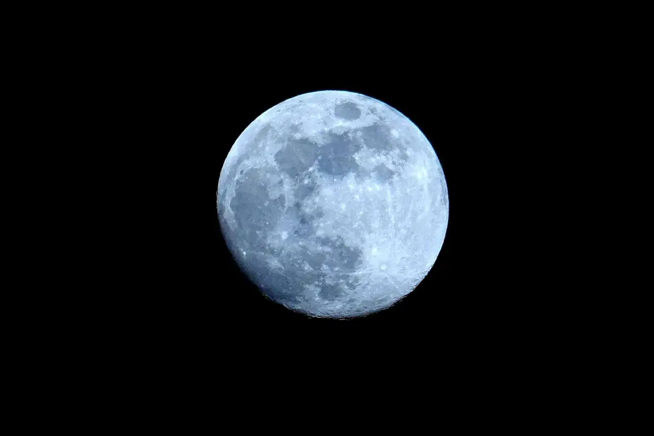 Luna llena azul, su **luna significado espiritual** inspira misterio y conexión.