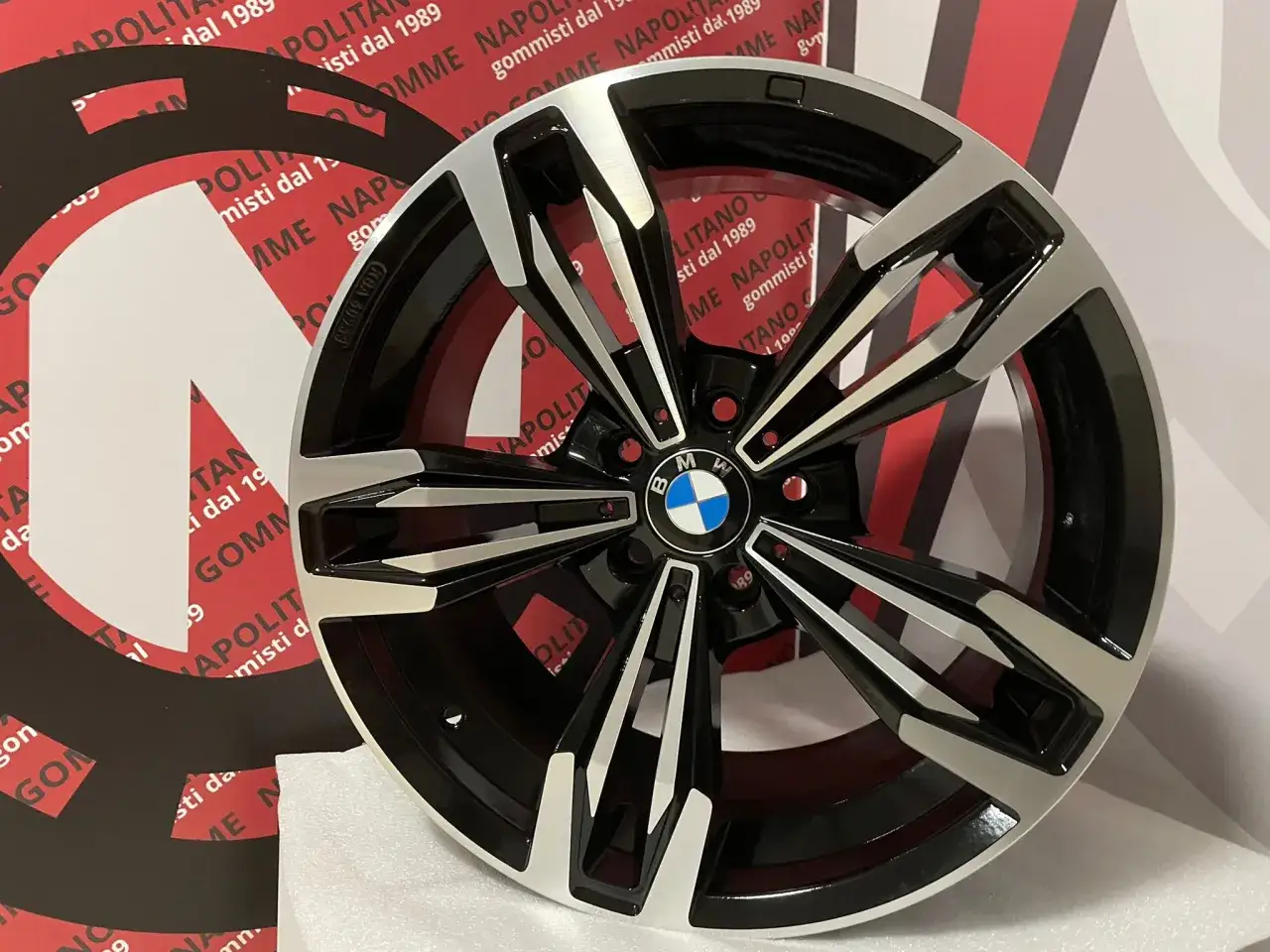 Cerchi BMW 19 M Sport originali, design sportivo con finitura bicolore nero e argento lucido, perfetti per dare un tocco M alla tua BMW.