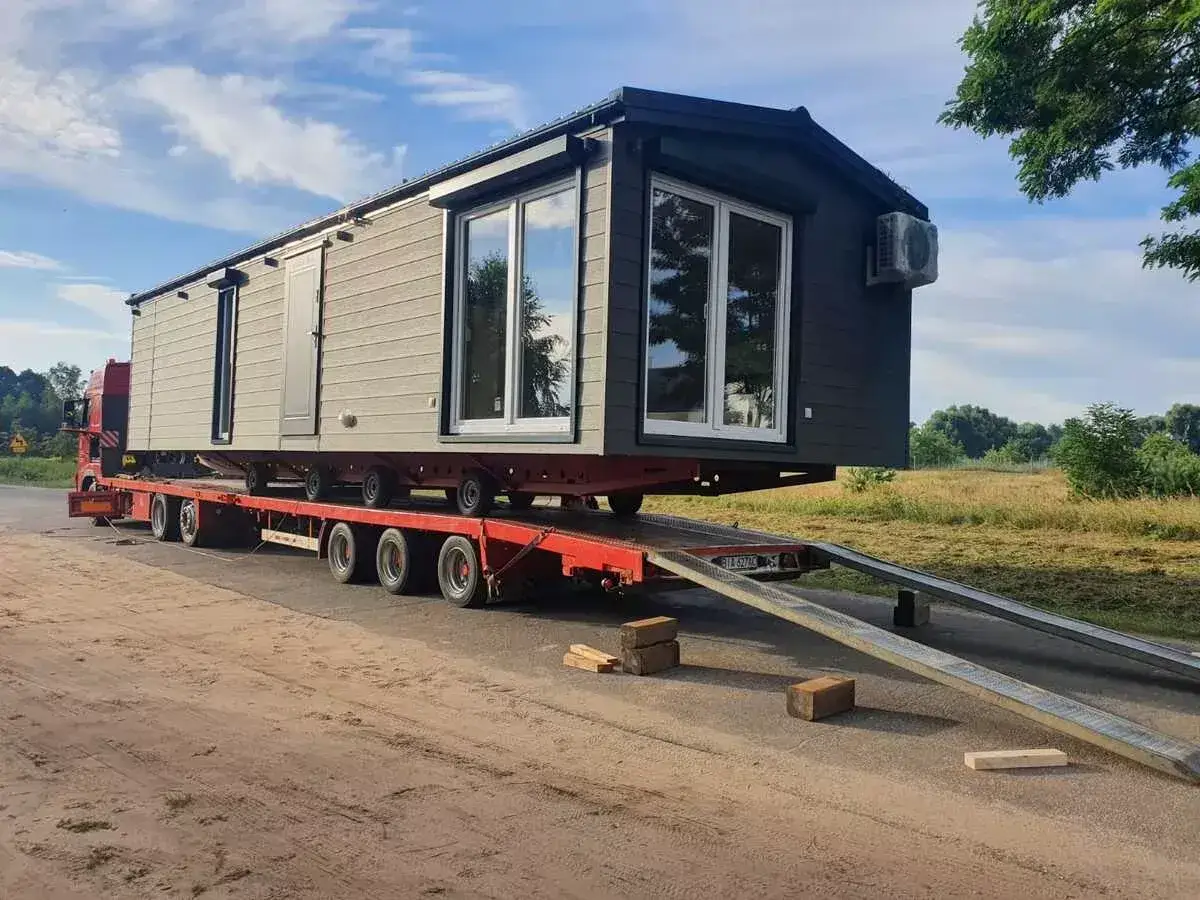Dom modułowy na lawecie, gotowy do transportu z adresu pod adres.