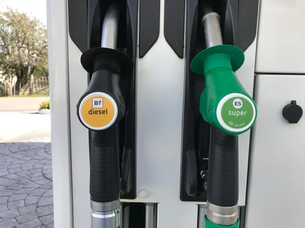 Pompe di benzina: una con etichetta 