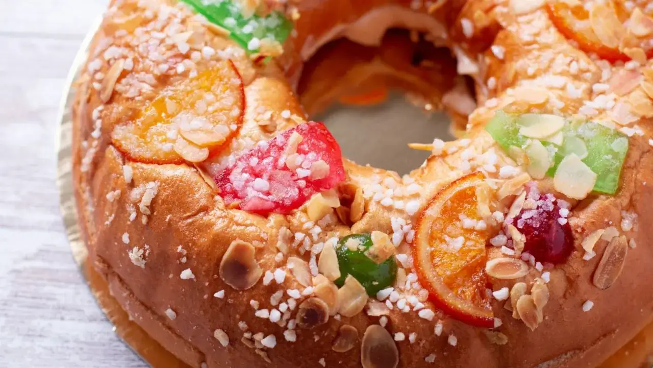 Roscon de Reyes decorado con frutas escarchadas y almendras. &iexcl;Se puede congelar el roscon de reyes para disfrutarlo m&aacute;s tarde!