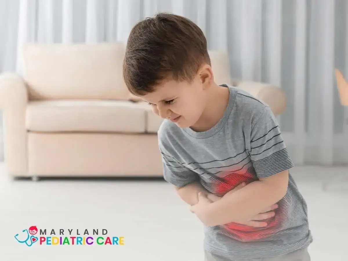 Niño con dolor de barriga, sujetando su abdomen con expresión de malestar. El área afectada se ilumina en rojo.