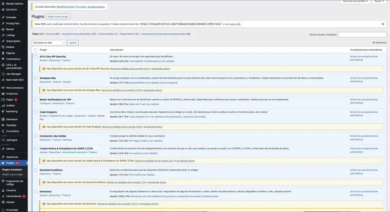 Panel de administración de WordPress mostrando la sección de plugins, con opciones para el mantenimiento web de WordPress, incluyendo actualizaciones y configuraciones.