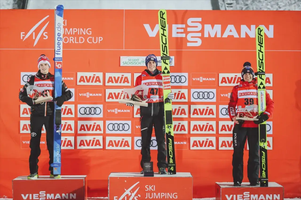 Trzech najlepszych zawodników na podium po skokach narciarskich mistrzostwa świata.