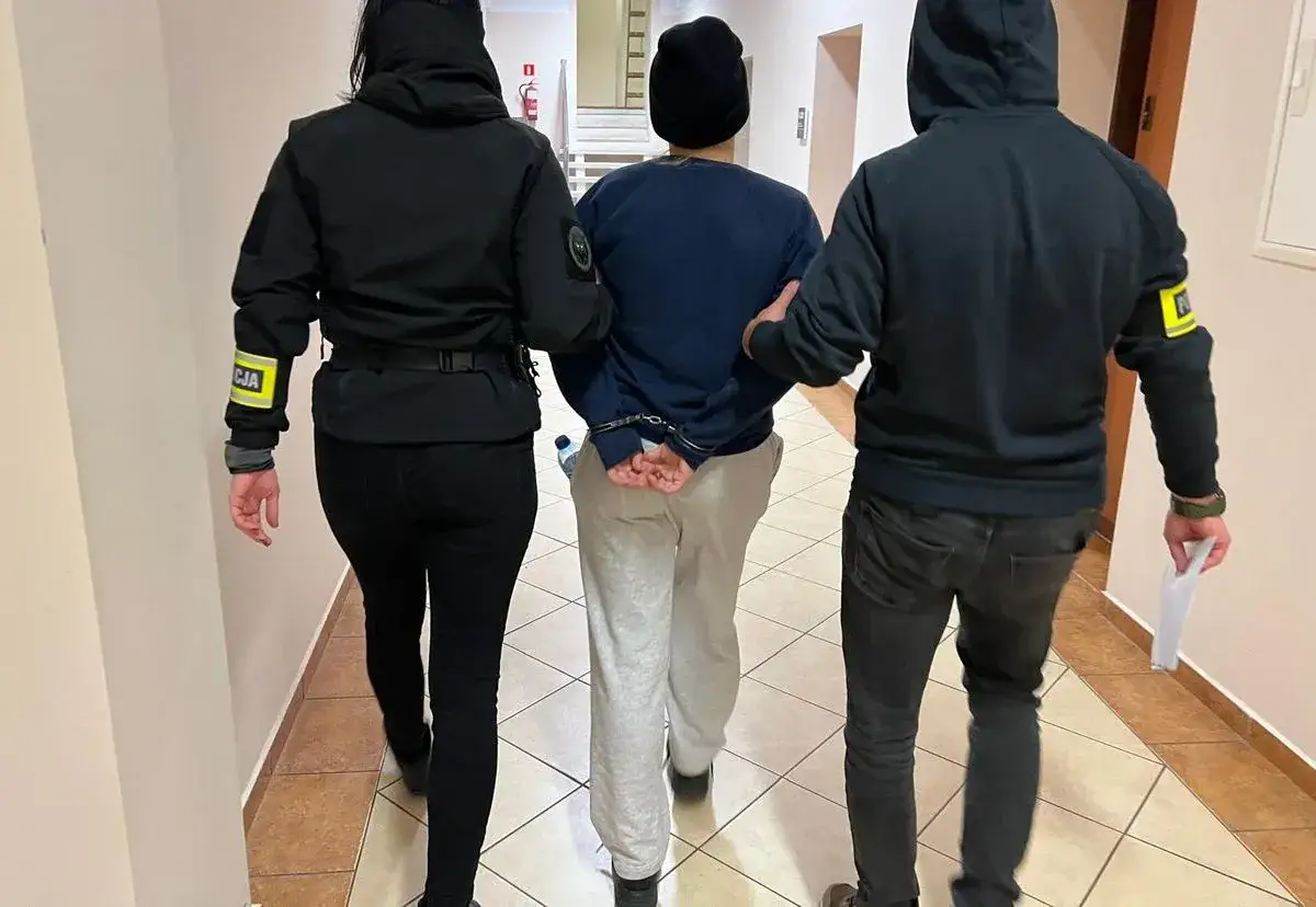 Osoba w kajdankach prowadzona przez policjantów. Czy dozór policyjny wlicza się do wyroku?