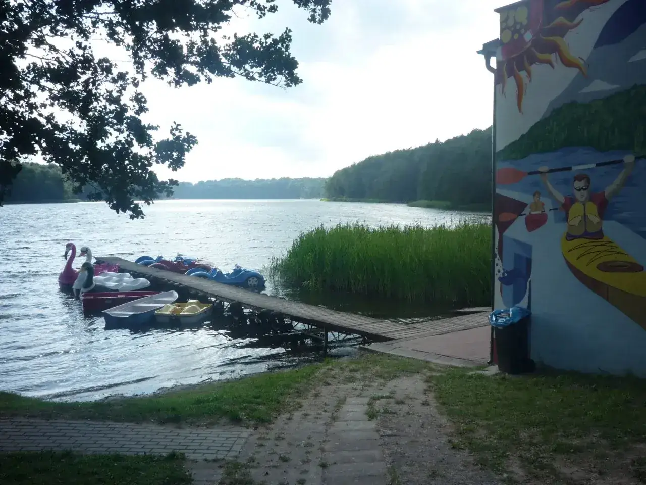 Jezioro Przechlewskie: rowery wodne, kajaki i łódki czekają. Sprawdź cennik i ruszaj na wodę!