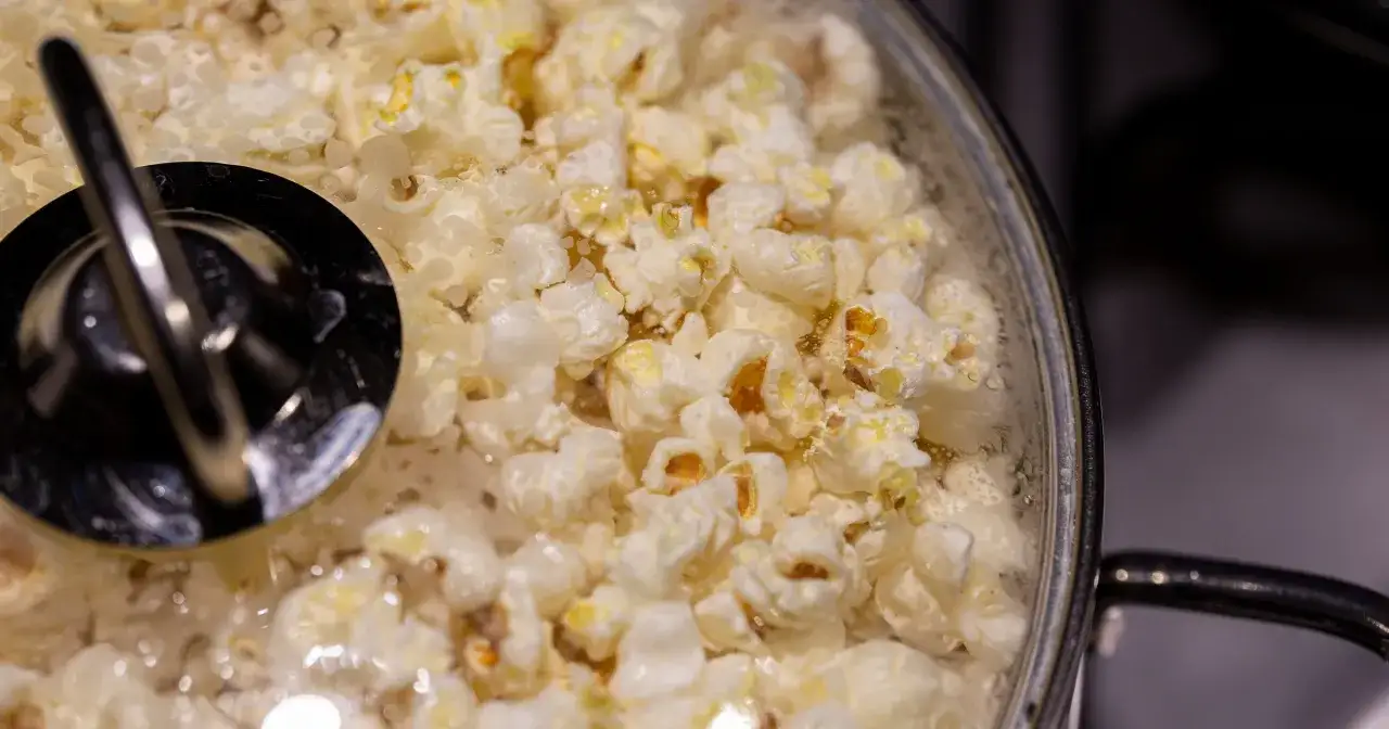 Pyszny popcorn w garnku, gotowy do jedzenia. Idealny sposób, jak zrobić popcorn na wieczór filmowy.