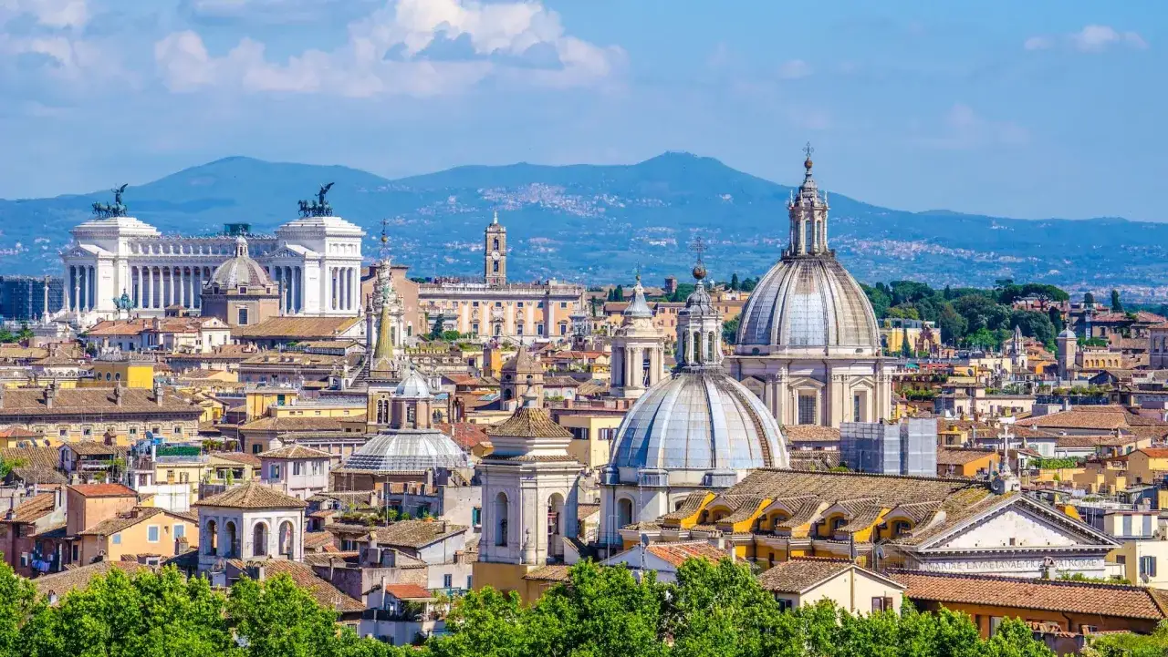 Panorama di Roma con cupole e monumenti iconici, tra cui il Vittoriano. Un assaggio delle 20 cose da vedere a Roma.