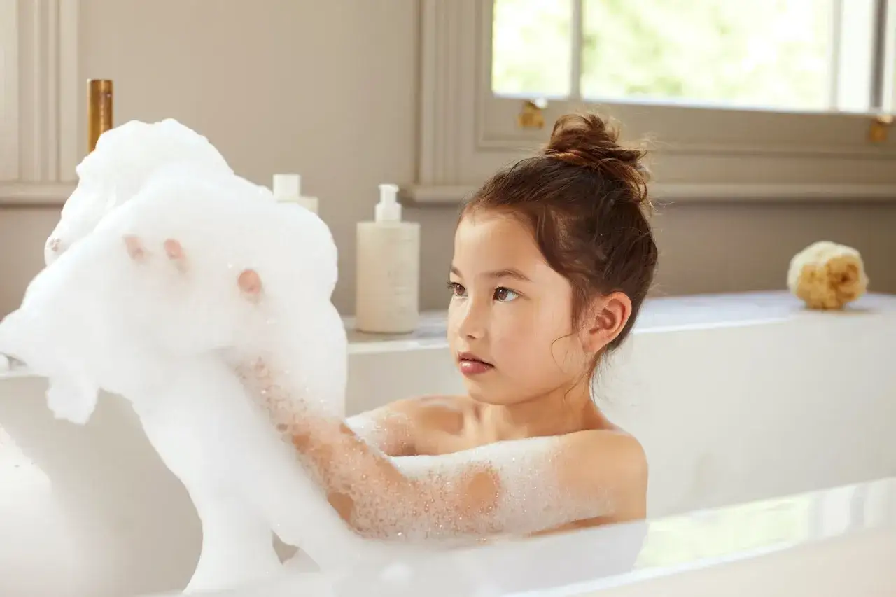 Ni&ntilde;a jugando con espuma en la ba&ntilde;era, aprendiendo como hacer espuma en la ba&ntilde;era para un ba&ntilde;o divertido.