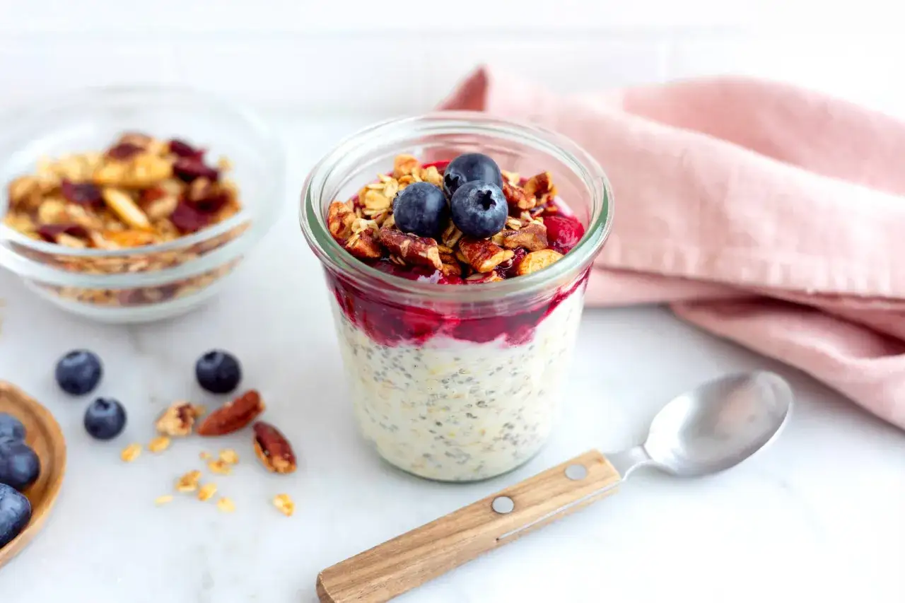 En härlig och nyttig frukost i ett glas med chiapudding, bär och granola. Perfekt start på dagen!