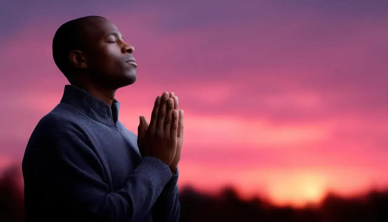 Hombre rezando al atardecer, buscando frases para dar gracias a Dios por las bendiciones recibidas.
