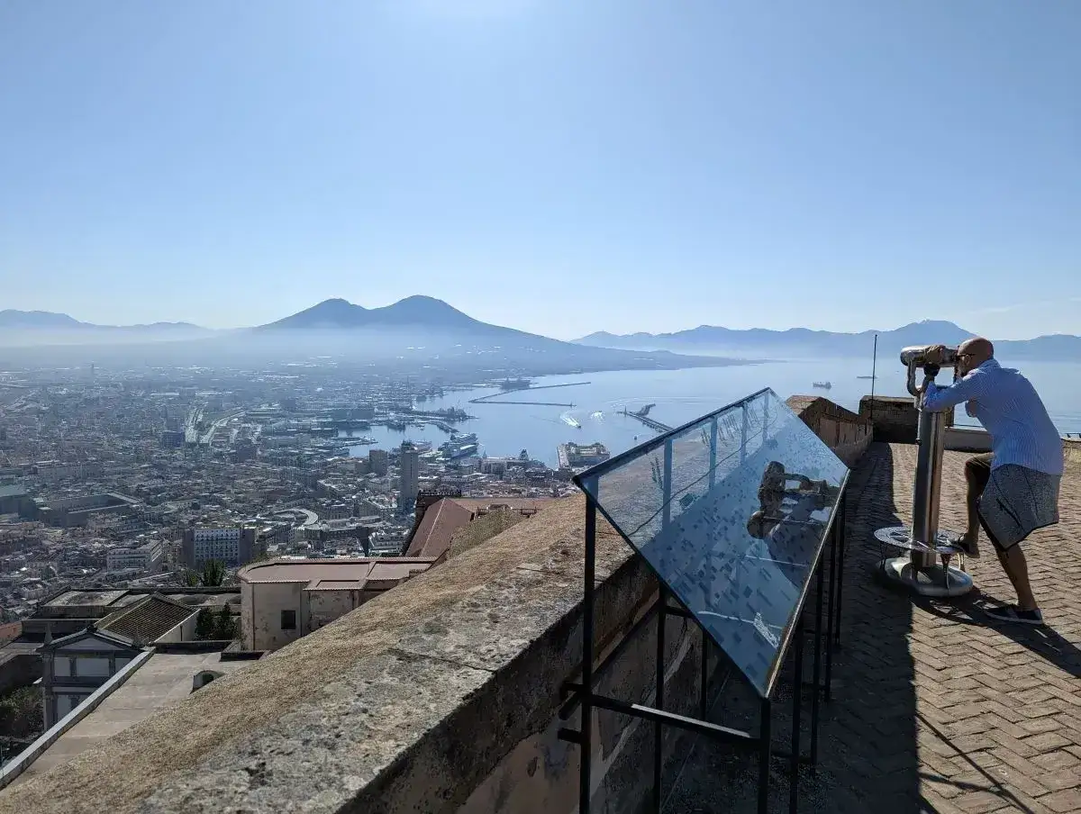 Mann genießt den Ausblick auf Neapel und den Vesuv während seines Urlaubs.