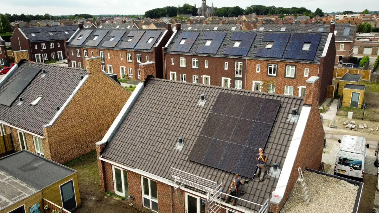 Tak f&ouml;r att du delar med dig av den h&auml;r bilden! H&auml;r &auml;r en beskrivning som passar dina behov:

Tak med solpaneler, en del av ett bostadsomr&aring;de d&auml;r phono solar-teknik installeras.