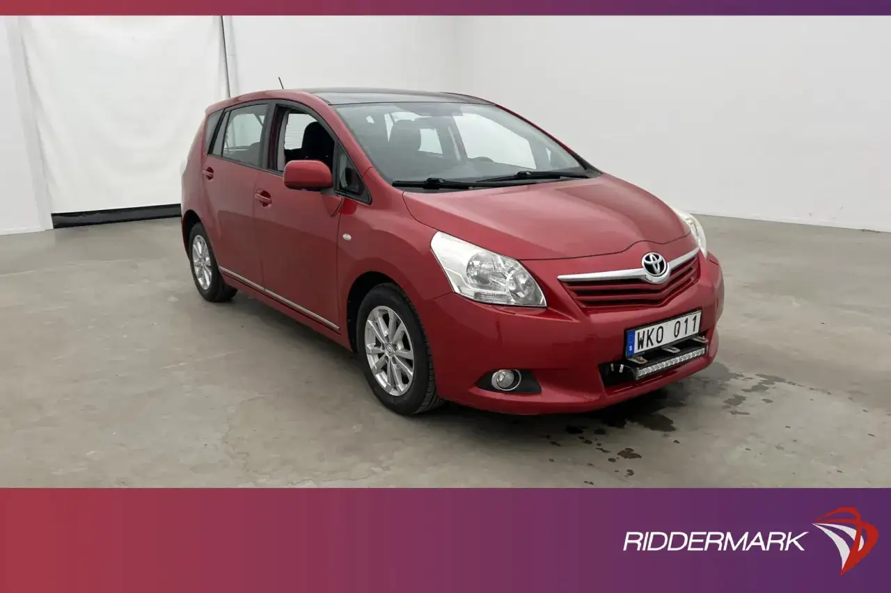 Röd Toyota Verso, WKO 011, med extraljus monterade. Kanske ett problem med bilen som säljs?