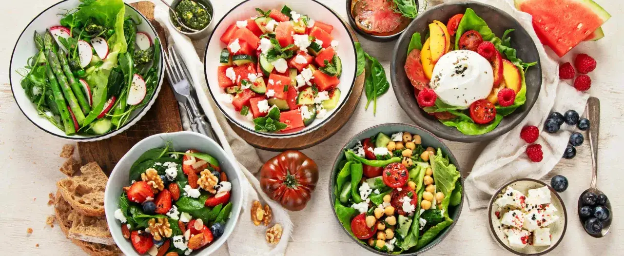 frische kräuter und toppings für salat