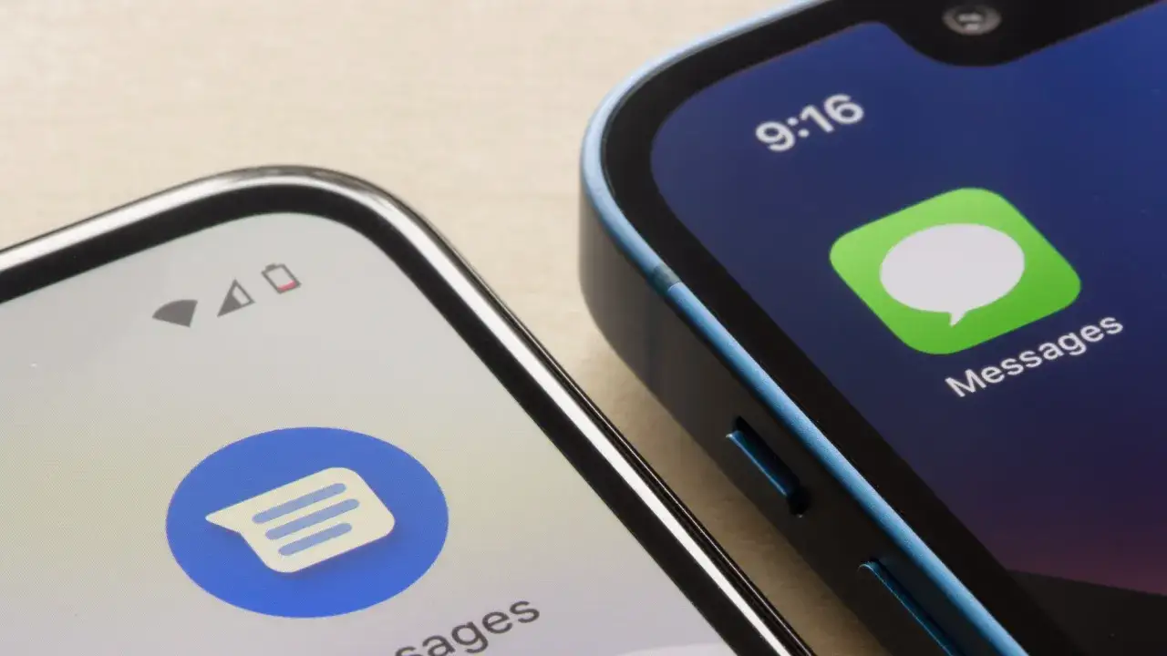 Två telefoner, en iPhone och en Android, visar sina meddelandeappar. Perfekt för att skapa sms grupp iphone och android.