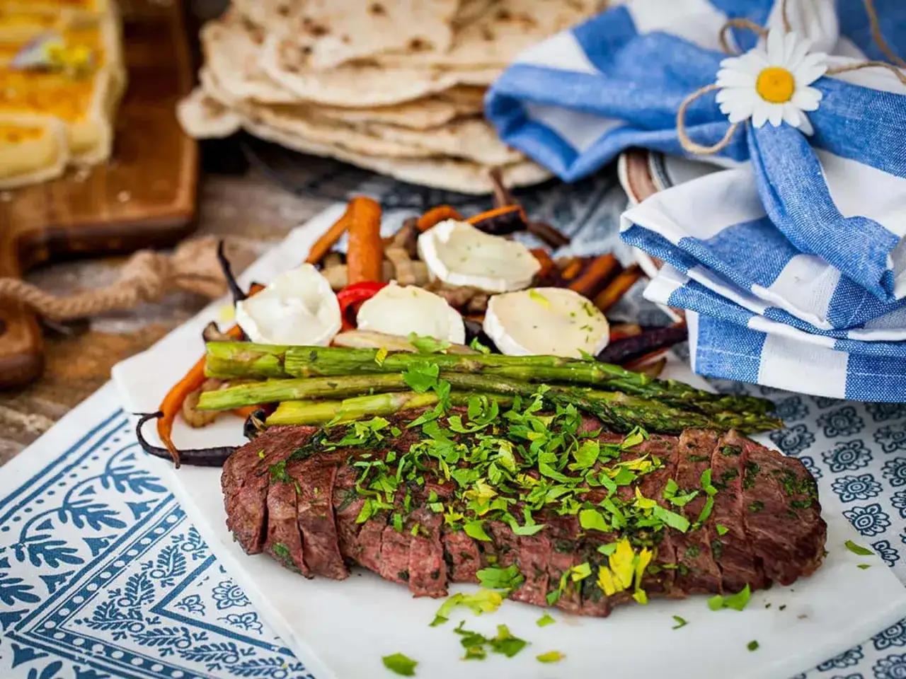 Skivad flankstek med &ouml;rtmarinad, serverad med grillade gr&ouml;nsaker och getost. En festlig m&aring;ltid!