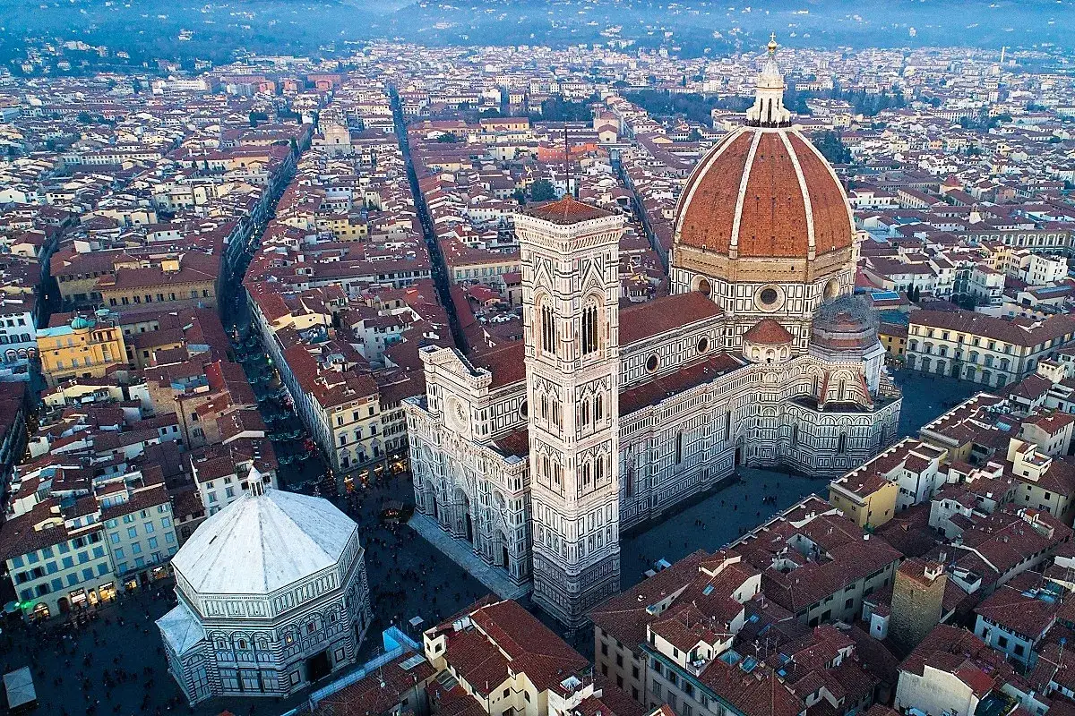 Vista aerea di Firenze: il Duomo, il Campanile di Giotto e il Battistero. Imperdibile per chi visita la citt&agrave;, ecco cosa vedere assolutamente a Firenze.