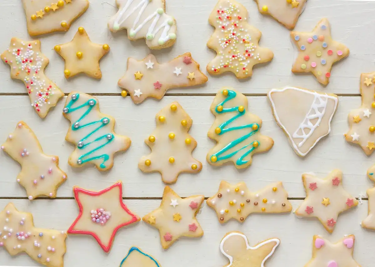 Bunte Kekse in Stern- und Baumform, dekoriert mit Zuckerguss und Streuseln. Perfekt zum Kekse backen in der Weihnachtszeit.