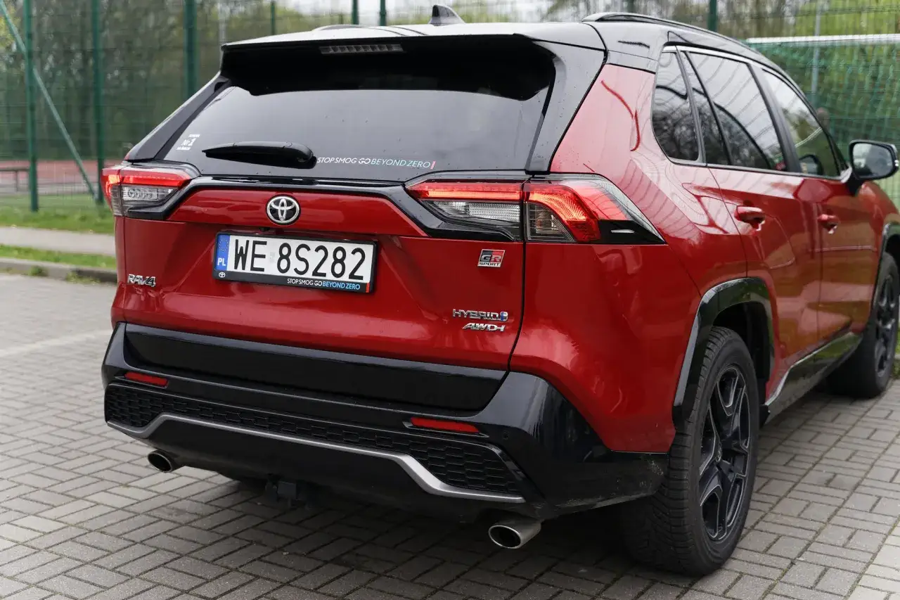 Czerwona Toyota RAV4 Hybrid AWD-i GR SPORT 2025 z napisem 