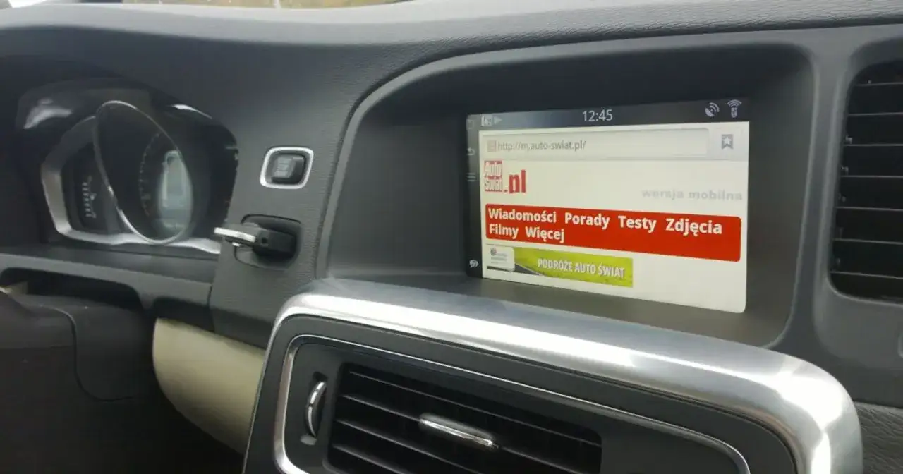 Wnętrze Volvo z ekranem multimedialnym wyświetlającym stronę auto-świat.pl, obsługiwane przez android auto.