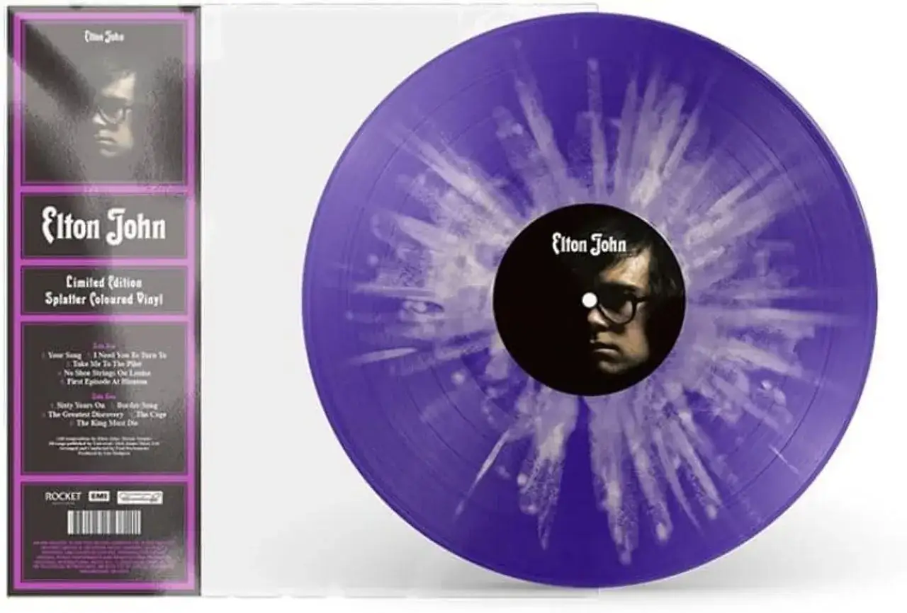 Lila Vinyl-Schallplatte von Elton John, mit seinem Bild auf dem Label. Der echte Name von Elton John ist Reginald Dwight.