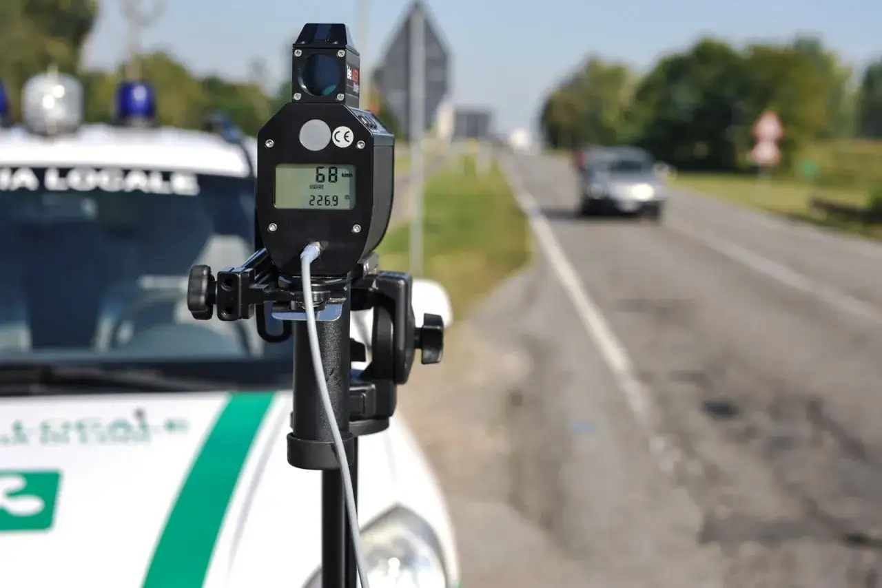 Autovelox mobile come funziona: un dispositivo su un'auto della polizia locale misura la velocità di un veicolo in transito.