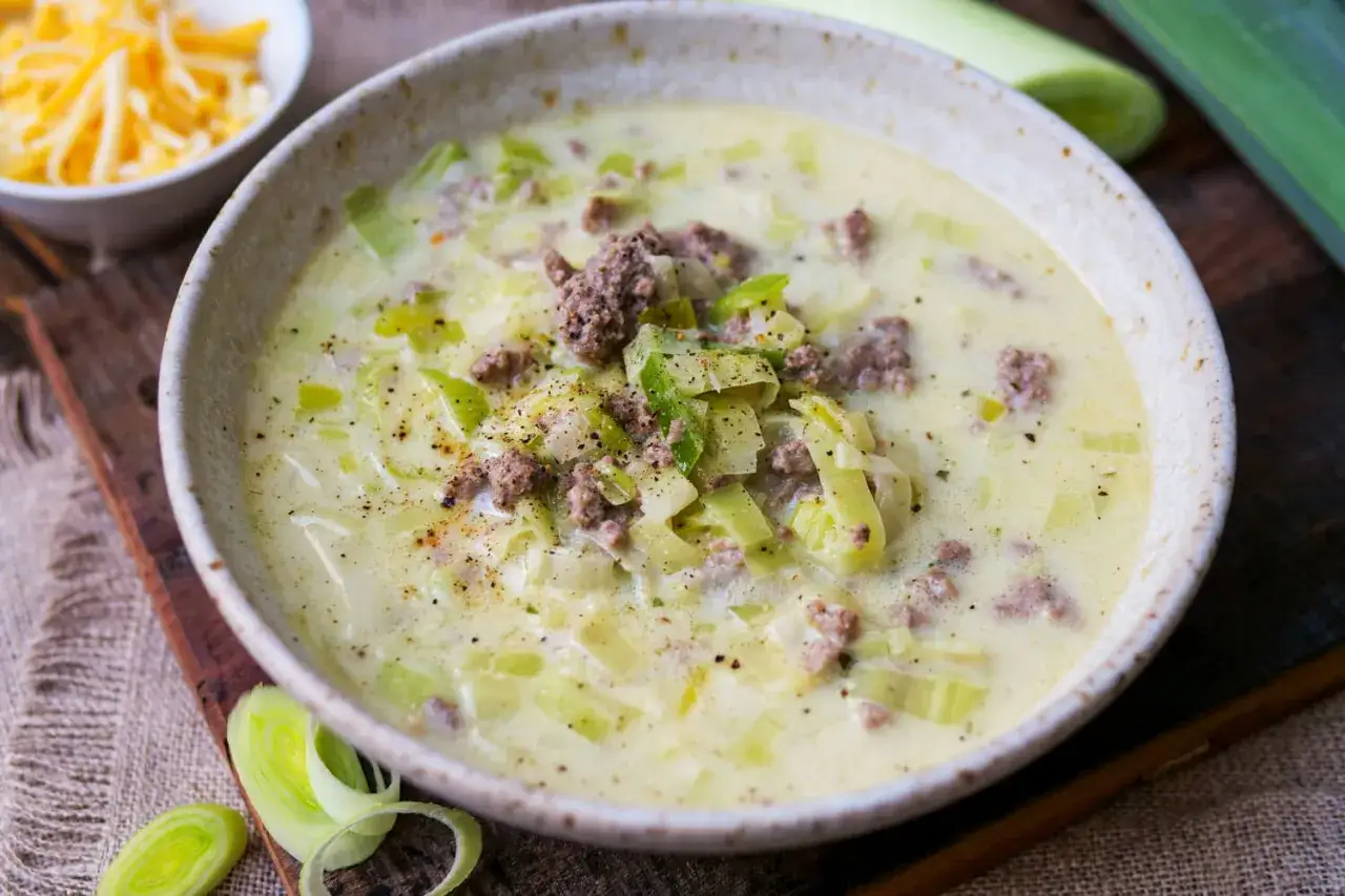Herzhafte low carb lauchsuppe mit Hackfleisch, garniert mit frisch gemahlenem Pfeffer. Dazu eine Schüssel geriebenen Käse.