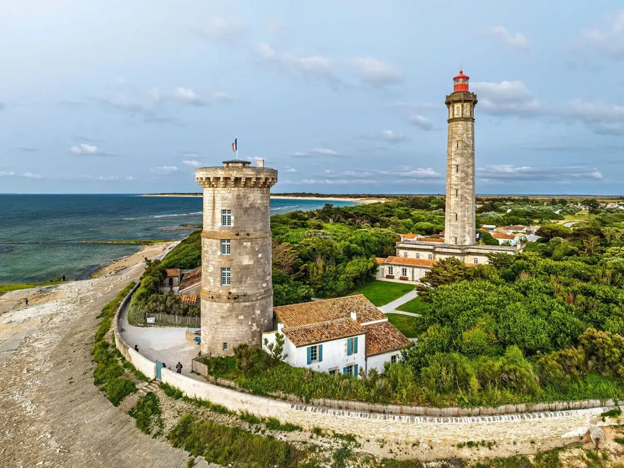 Deux phares se dressent sur l'Île de Ré, invitant à découvrir que faire à l'Île de Ré, entre mer et verdure.