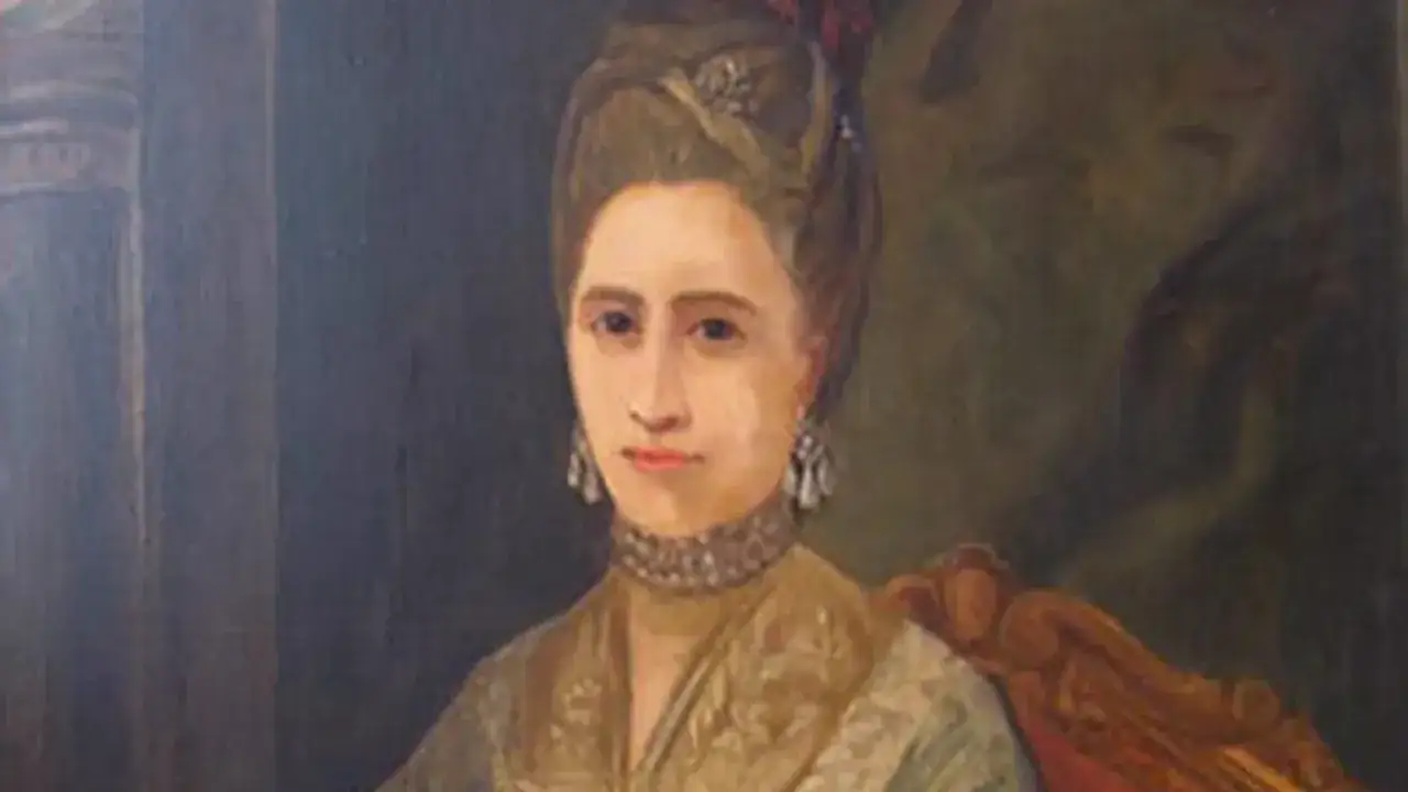 Retrato de Josefa de Jovellanos, con su peinado recogido, pendientes colgantes y un collar adornado.