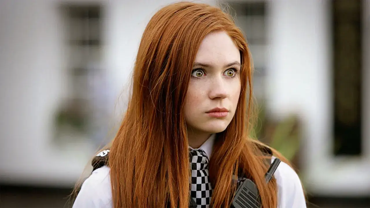 Karen Gillan w roli policjantki z filmu, z rudymi włosami i zaskoczonym wyrazem twarzy.