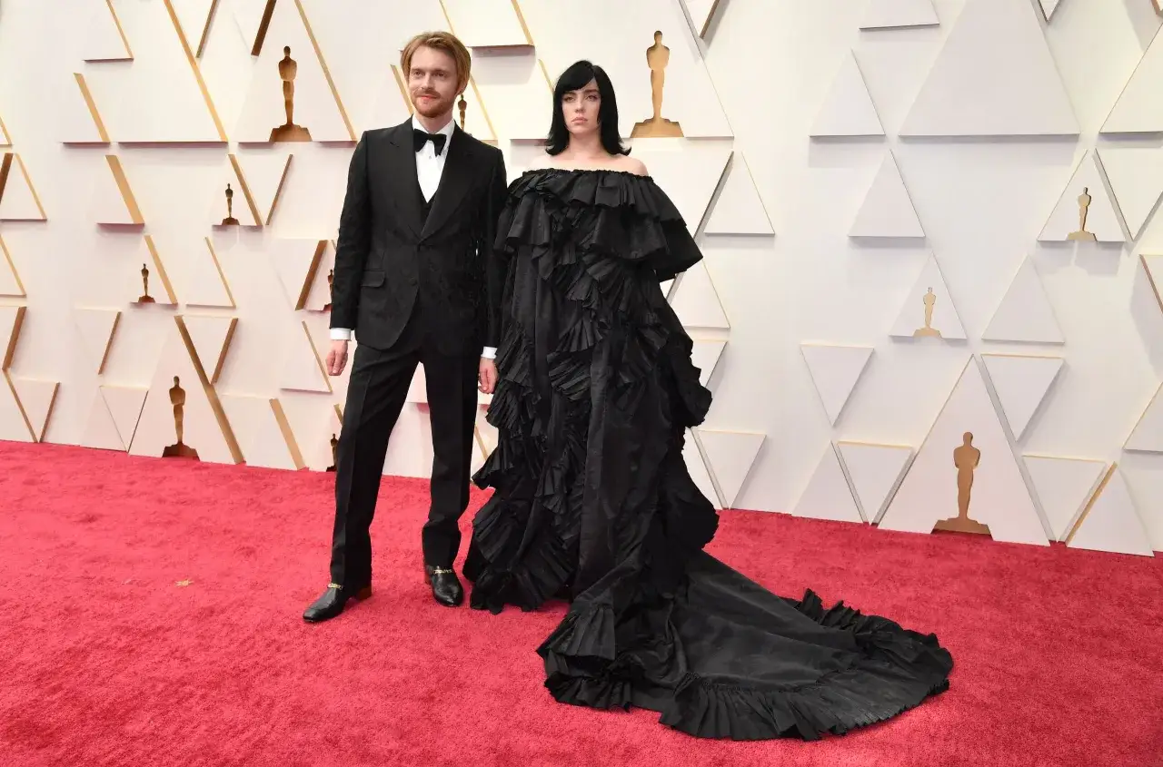Billie Eilish i jej brat Finneas na czerwonym dywanie, czekając na Oscary.
