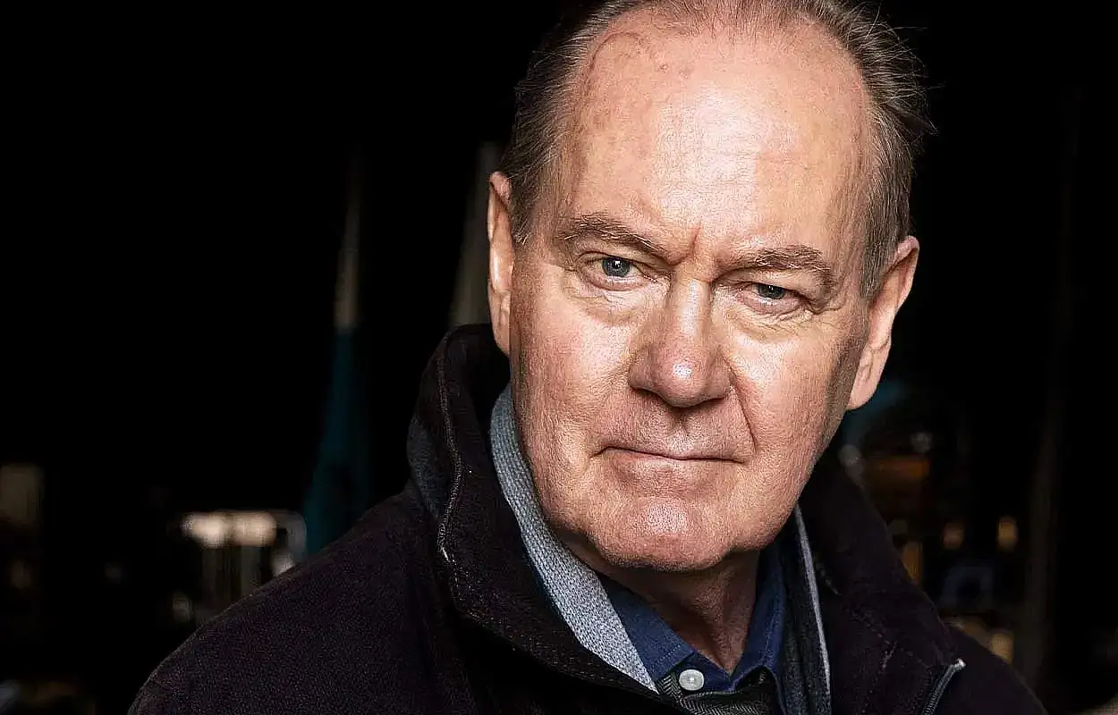 Peter Haber, k&auml;nd fr&aring;n filmer och tv-program, med en intensiv blick.