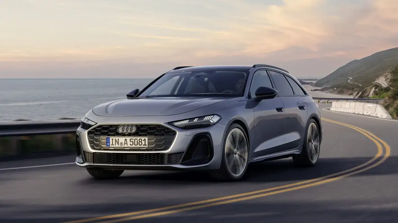 Nowy Audi A5 Avant 2025 pędzi po krętej drodze nad morzem, prezentując swój dynamiczny design.