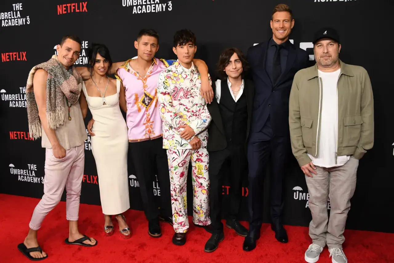 The Umbrella Academy obsada na czerwonym dywanie.