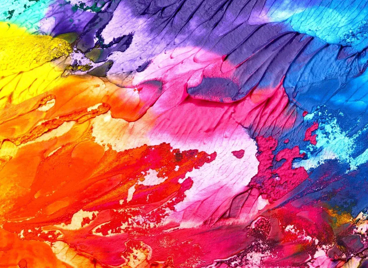 Abstraction vibrante aux couleurs vives, &eacute;voquant un cours beaux-arts en ligne gratuit. Jaune, orange, rose, violet, bleu.