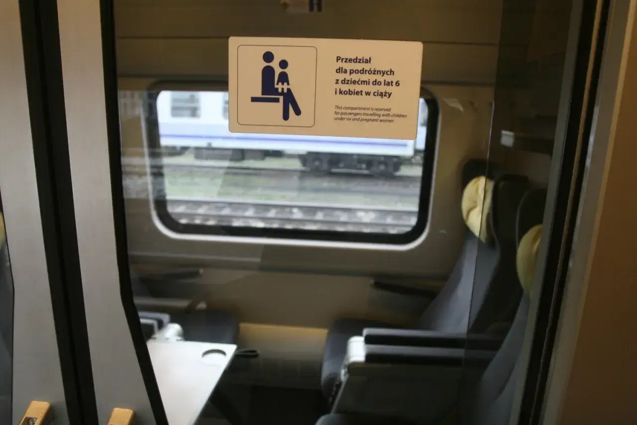 W Pendolino 2 klasą, ten przedział jest dla podróżnych z dziećmi do lat 6 i kobiet w ciąży. Komfort podróży w cenie biletu.