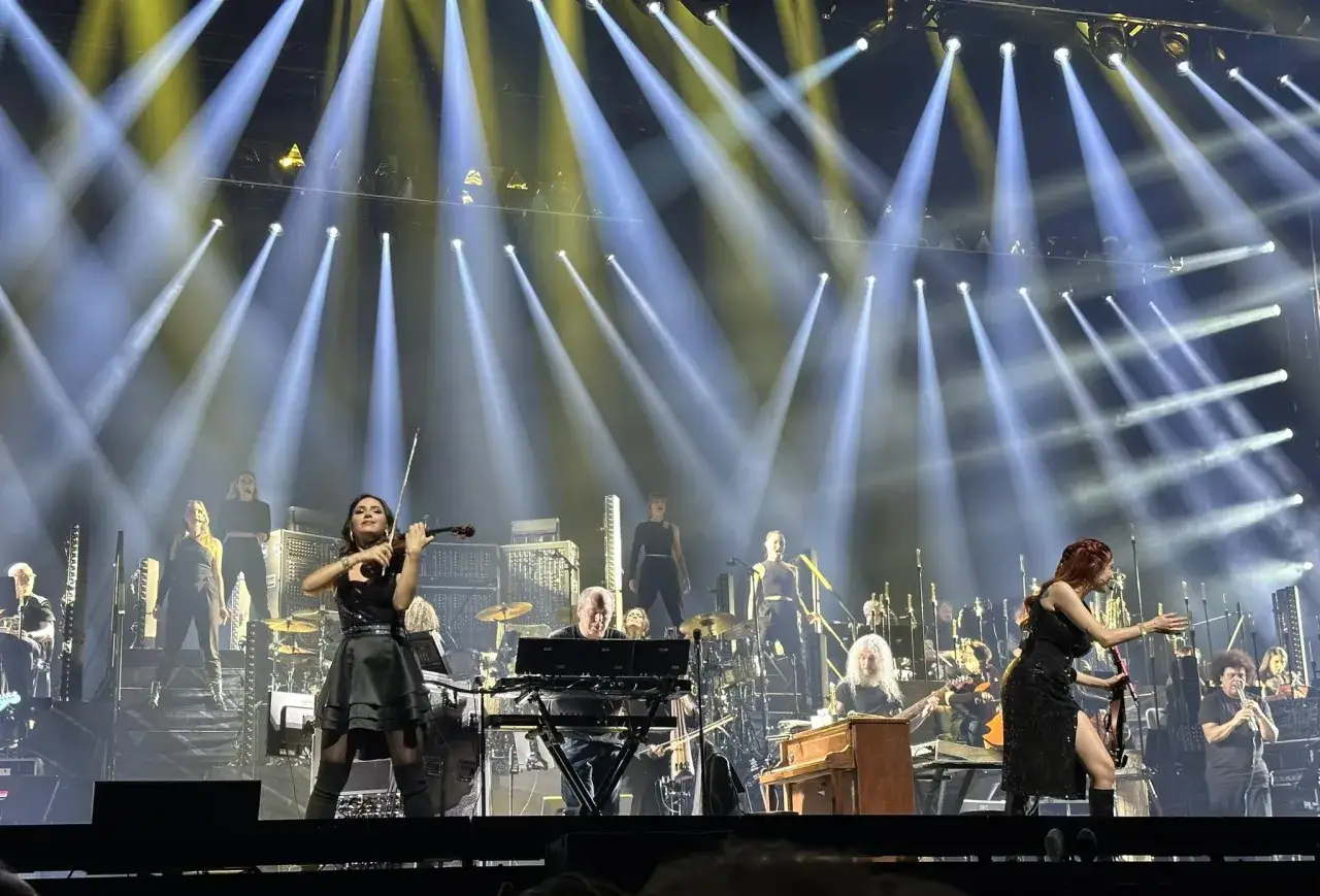 Konzertbühne mit Orchester und Solisten, die die beste Filmmusik von Hans Zimmer spielen.