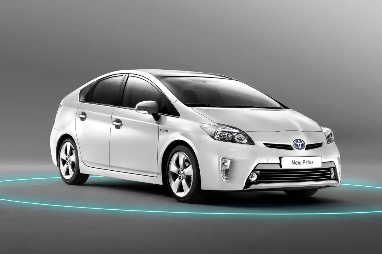Biały Toyota Prius 3. Poznaj najczęstsze usterki tego hybrydowego modelu, by cieszyć się bezproblemową jazdą.