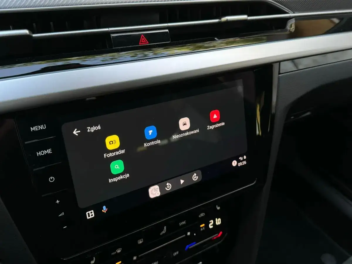 Ekran Honda Connect z ikonami aplikacji: Fotoradar, Kontrola, Niezak. i Zagrożenie. Wgrywanie aplikacji na ekranie.