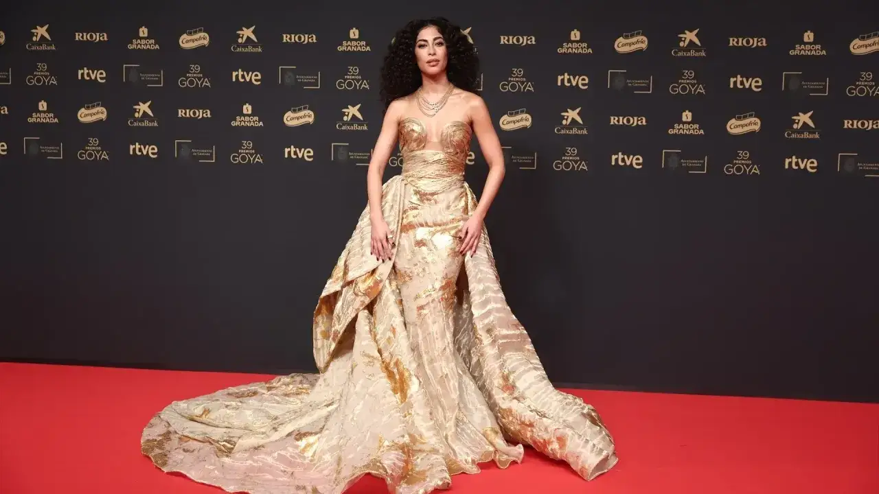 Mina El Hammani deslumbr&oacute; con un vestido dorado de ensue&ntilde;o en la alfombra roja de los Goya, luciendo radiante.