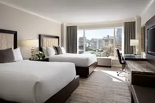 Luxuri&ouml;ses Hotelzimmer mit Kingsize-Bett und Stadtblick