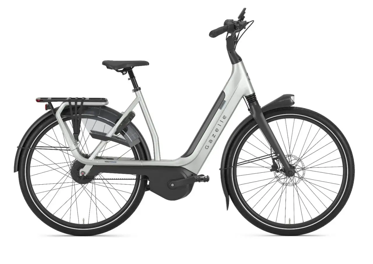 Srebrny rower elektryczny Gazelle, idealny do miejskich podróży i tworzenia własnego rankingu rowerów elektrycznych.