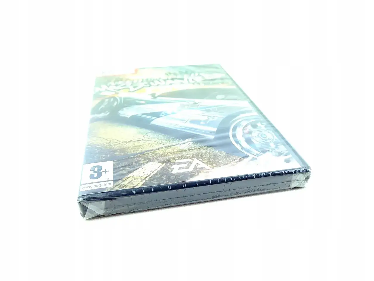 Pudełko z grą Need for Speed Most Wanted, klasyk wśr&oacute;d **starych gier na PC z lat 2005**. Widoczny znaczek PEGI 3+.