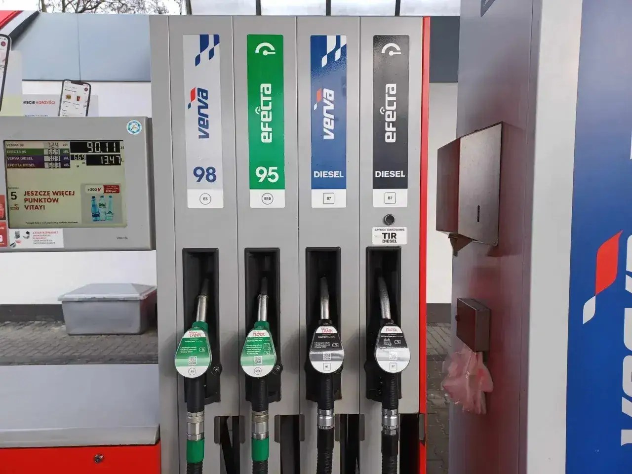 Stacja paliw z dystrybutorami: Vervy 98, Efecta 95 (benzyna czy diesel?), Vervy Diesel i Efecta Diesel.
