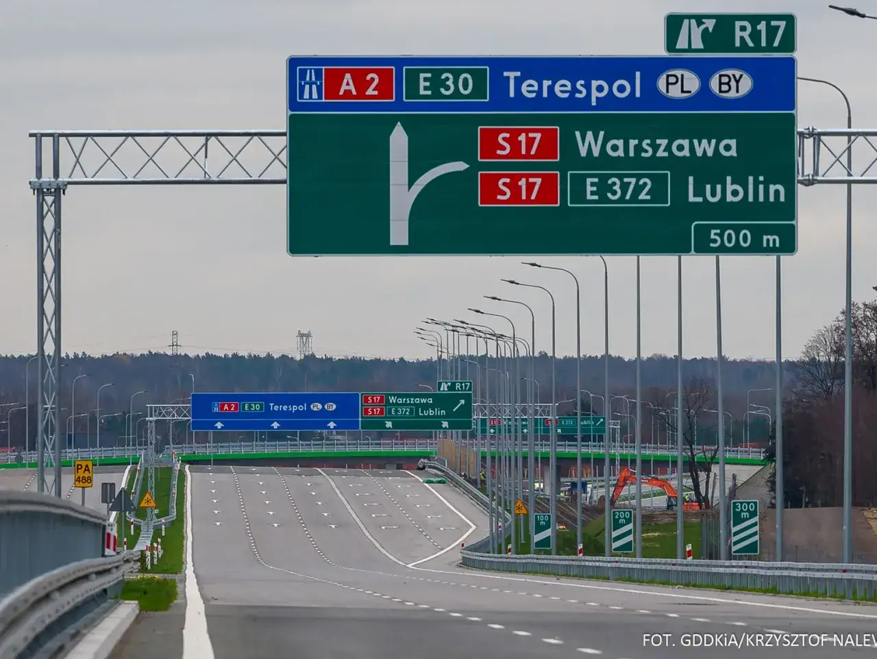 Nowe znaki drogowe wskazują kierunki: A2, E30 do Terespola, S17 do Warszawy i Lublina.