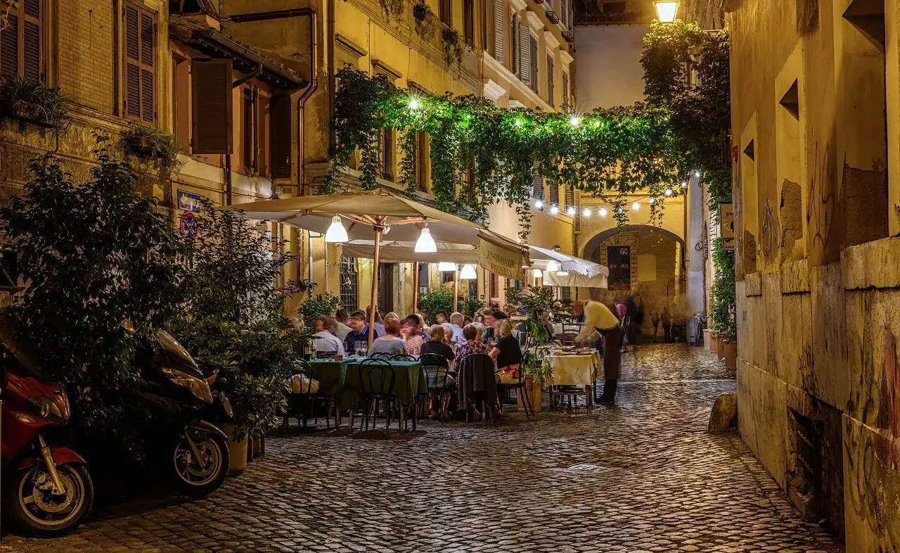 Uliczki Zatybrza wieczorem z restauracjami