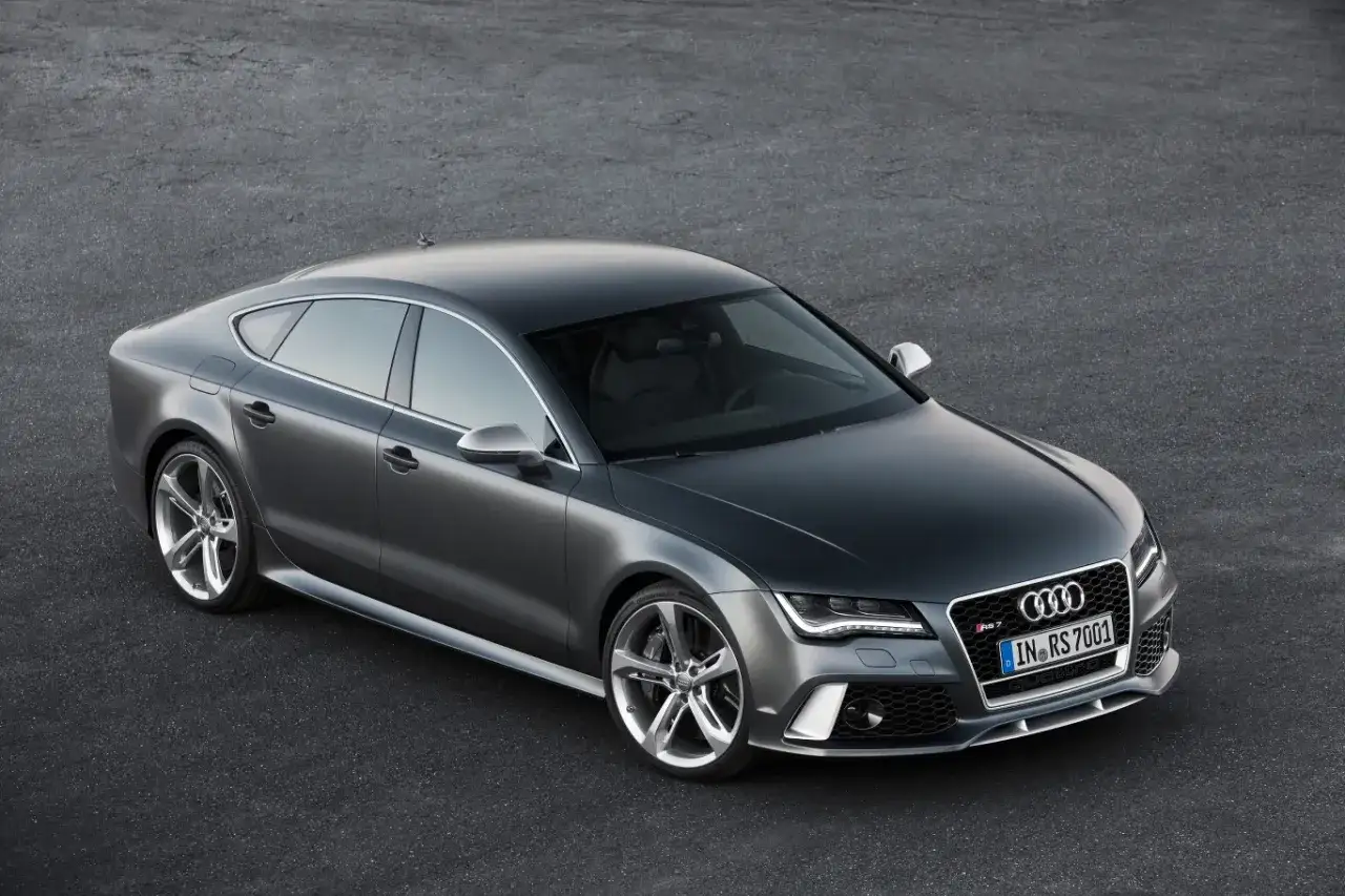 Elegancki, grafitowy RS7 Audi na ciemnym asfalcie. Sportowy design i moc w jednym.