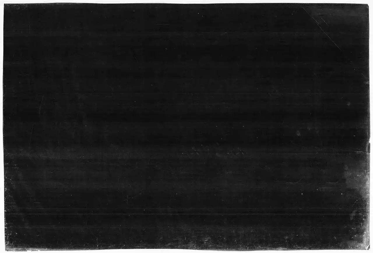 Texture sombre avec des rayures fines et des points blancs, évoquant un effet photocopie Photoshop vieilli.