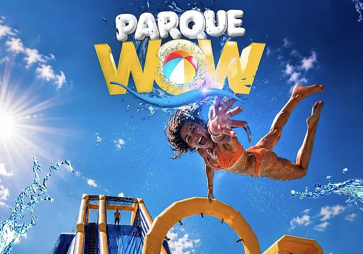 ¡Planes con niños en Valencia hoy! Parque acuático WOW con toboganes inflables y una chica lanzándose al agua.
